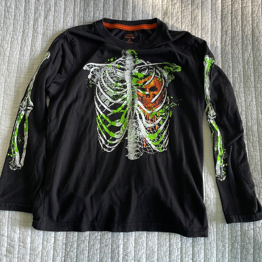 Boys Halloween shirt - size medium (8)